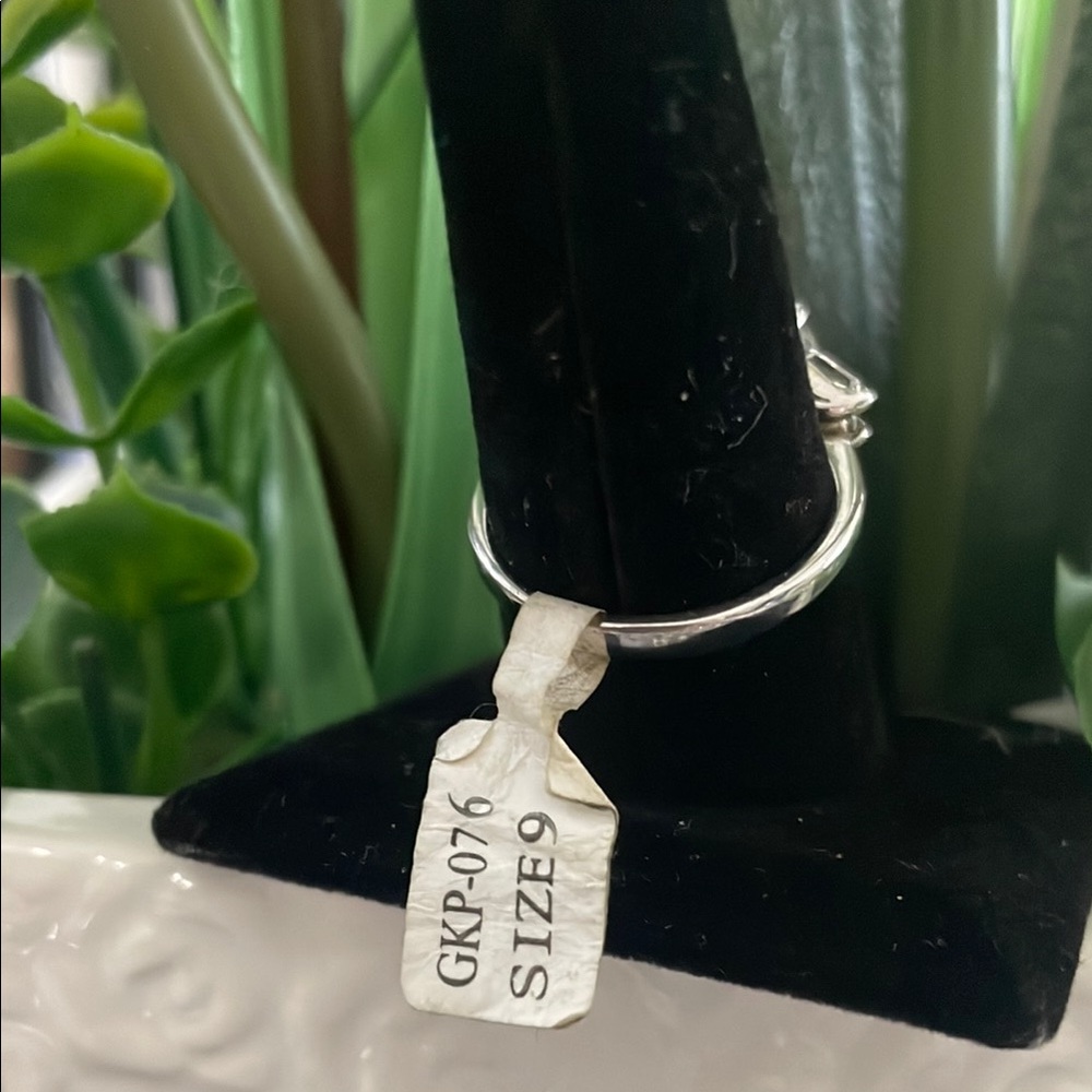 Elegant Silver Ring with Clear Stone - Picture 4 of 6